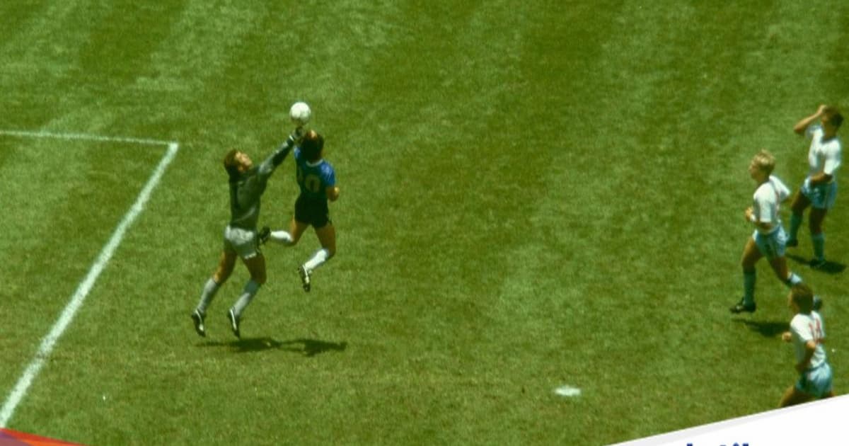 Ilustrasi pemain sepak bola dan teknologi AI di Piala Dunia 2026