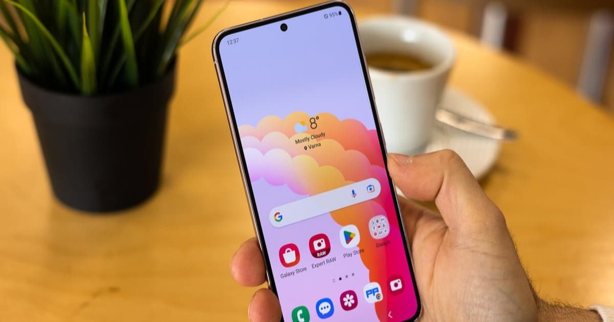 Galaxy S23 menampilkan garis hijau vertikal di layar akibat pembaruan One UI 8.5
