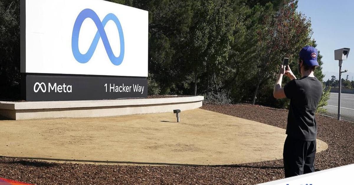 Logo Meta di luar kantor pusat perusahaan di Menlo Park, California