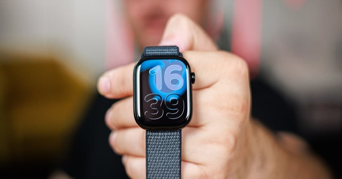 Apple Watch Series 11 dengan tampilan jam digital