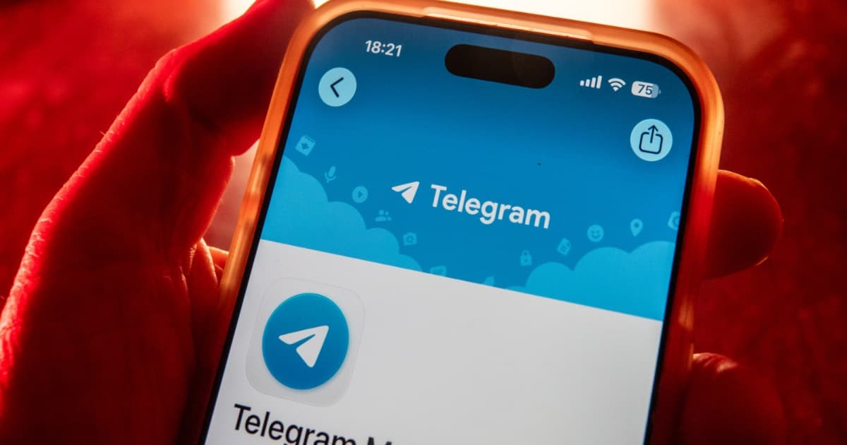 Ilustrasi aplikasi Telegram dengan latar belakang merah, simbol pemblokiran di India