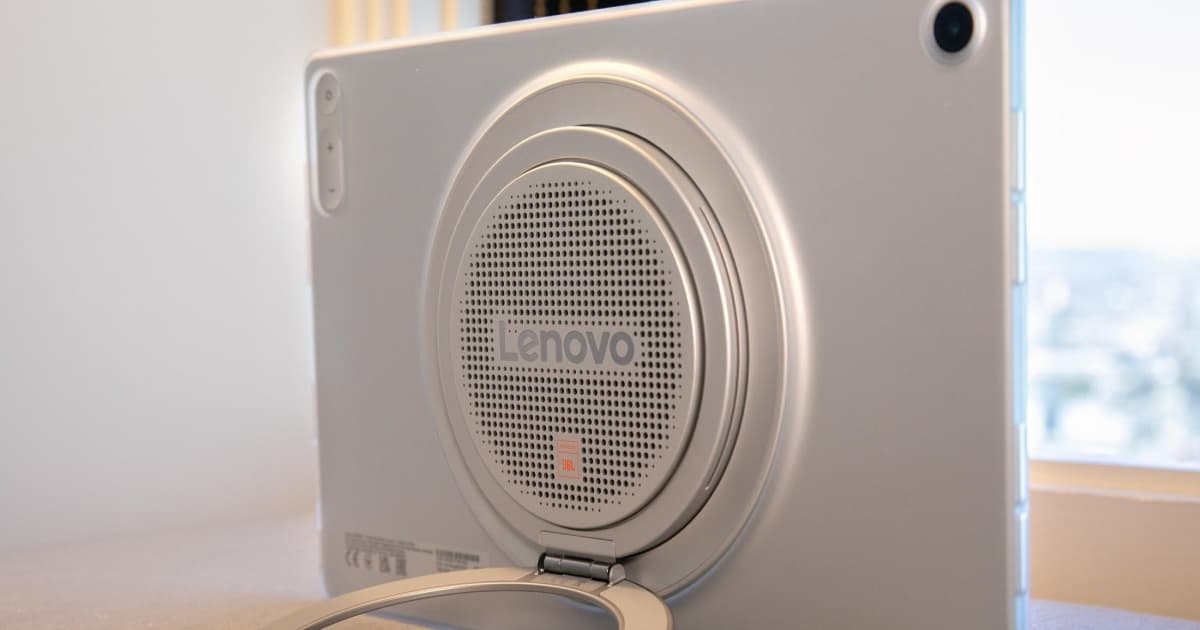 Lenovo Tab Plus Gen 2 dengan tonjolan speaker dan kickstand terintegrasi