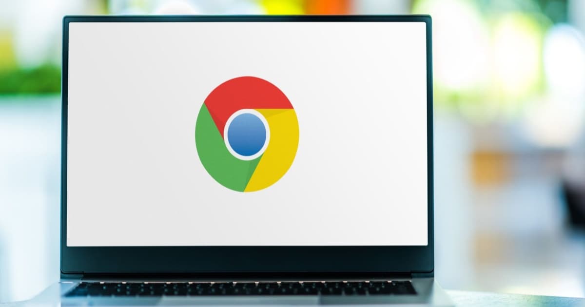 Ilustrasi logo Google Chrome di layar smartphone dengan latar belakang logo lebih besar