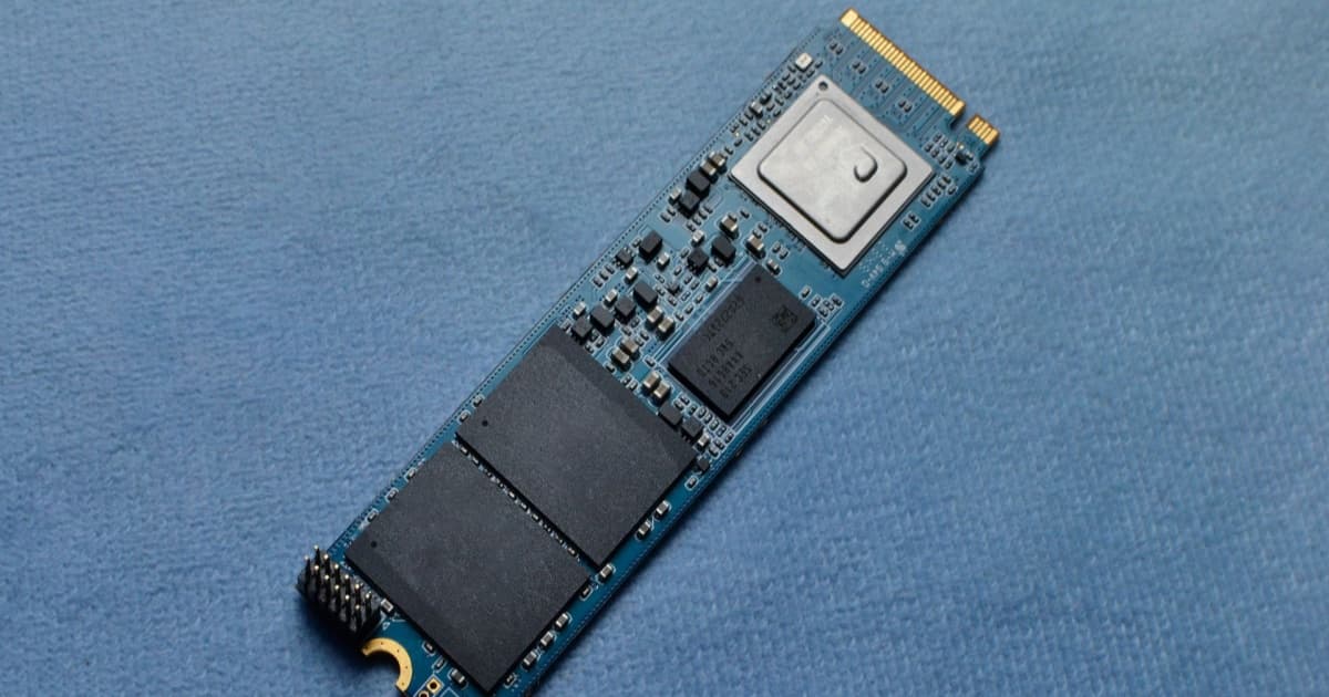 Ilustrasi SSD dengan latar belakang sirkuit elektronik