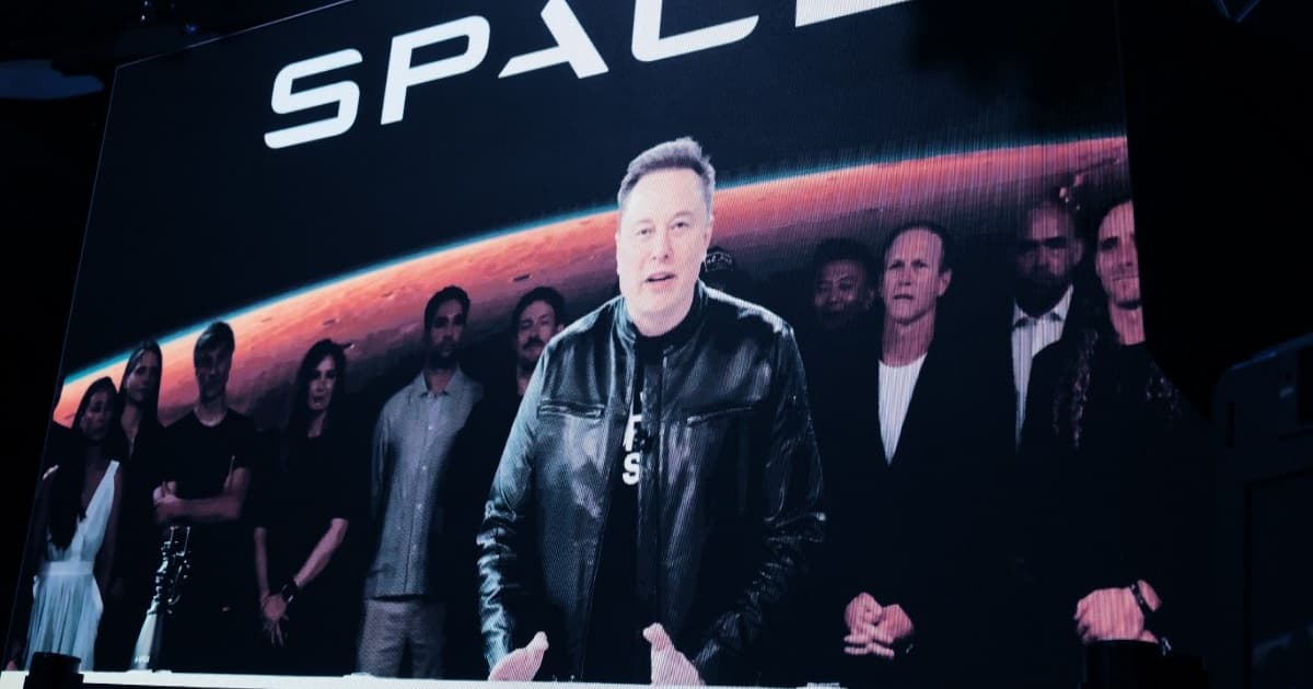 Elon Musk berbicara melalui video saat pembukaan perdagangan di Nasdaq untuk IPO SpaceX