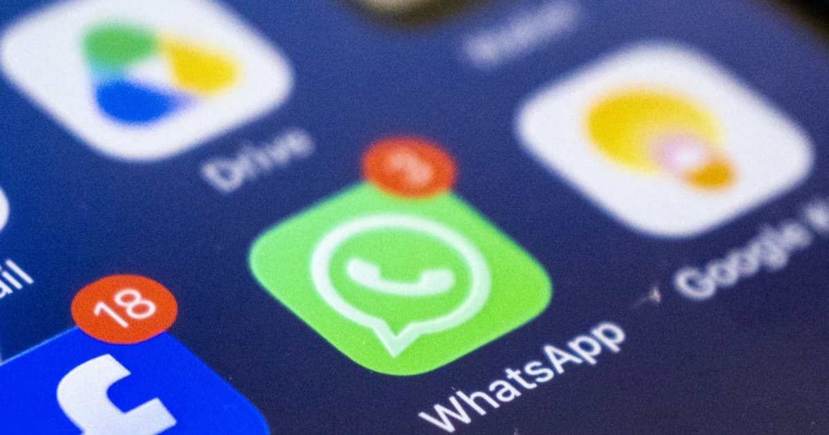 Ikon WhatsApp ditampilkan di layar iPhone