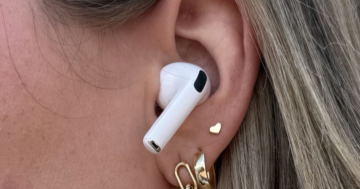 AirPods Ultra dengan kamera terintegrasi sebagai wearable AI pertama Apple