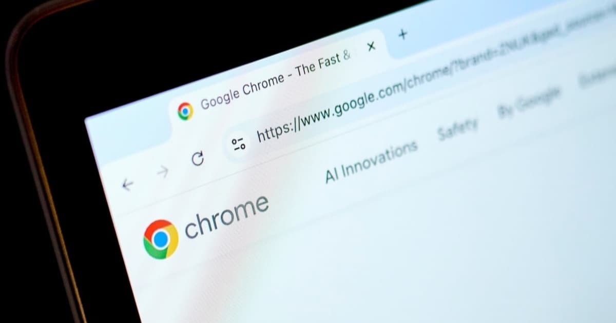 Ilustrasi logo Chrome dengan simbol pemblokir iklan yang dicoret