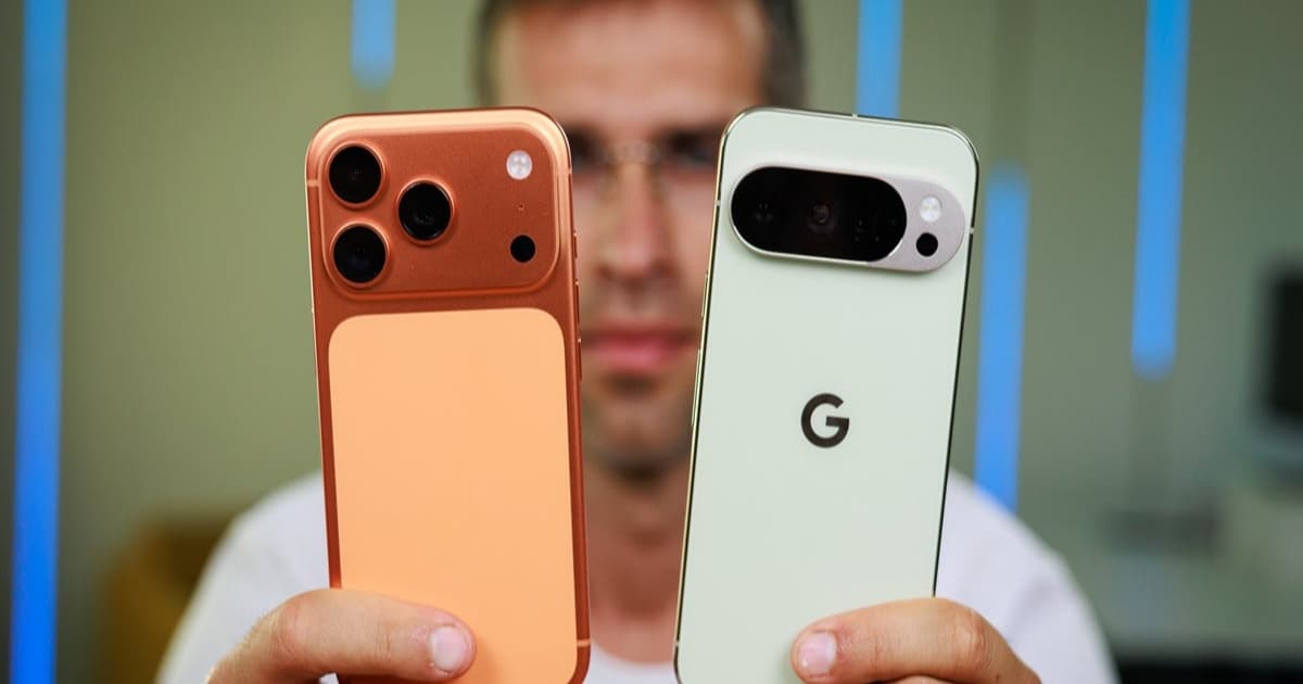 Seorang pria memegang iPhone 17 Pro dan Pixel 10 Pro, menampilkan bagian belakang kedua perangkat.