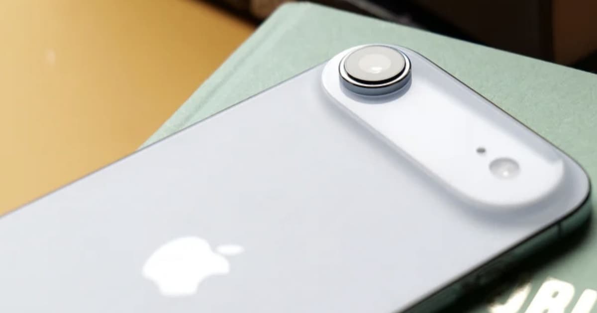 iPhone Air putih bertumpu di atas buku hijau dengan kamera belakang tunggal