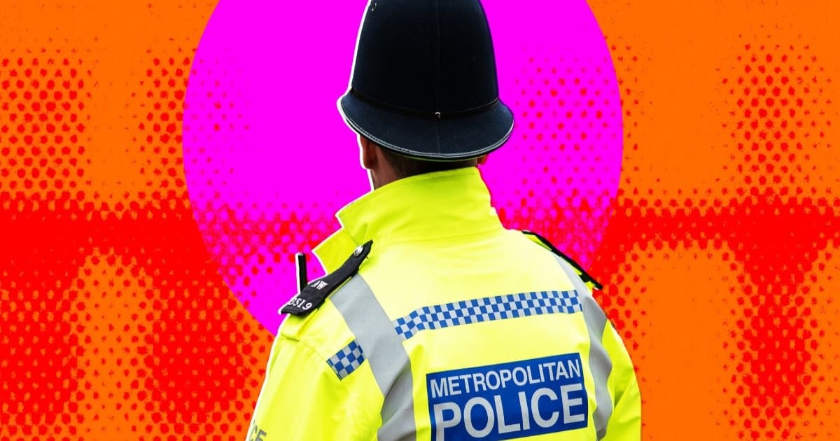 Ilustrasi foto berwarna petugas polisi Inggris dengan latar belakang abstrak
