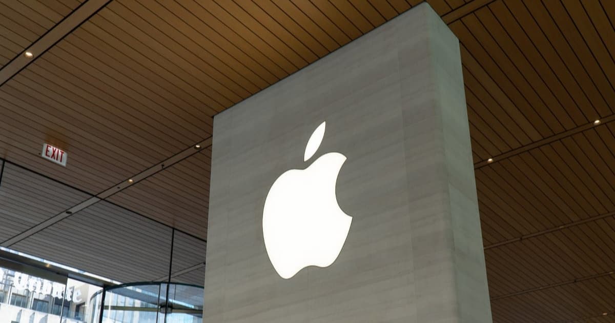 Ilustrasi logo Apple terkena retakan yang melambangkan kerentanan BootROM pada prosesor iPhone lawas.