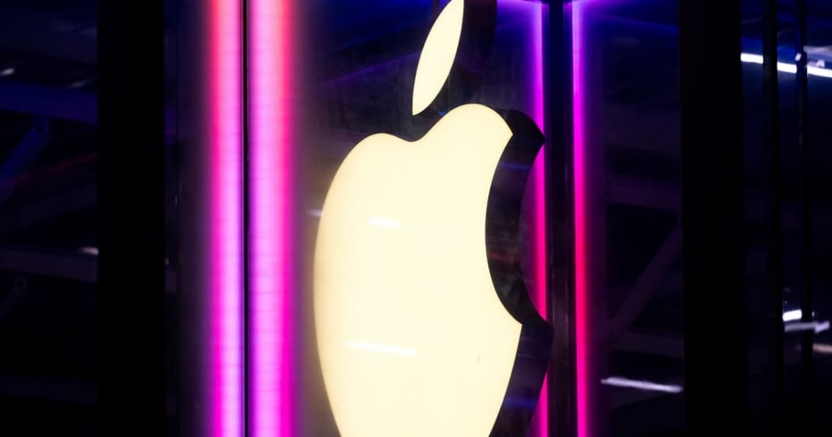 Tampilan antarmuka Shortcuts Playground di macOS dengan jendela terminal dan aplikasi Shortcuts