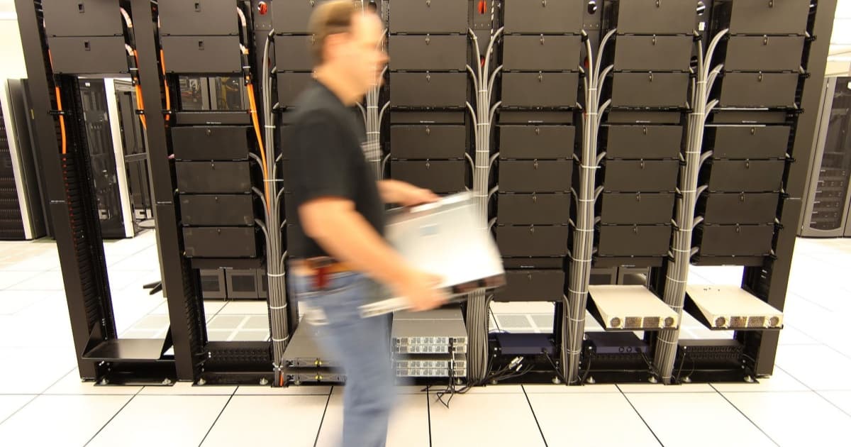 Ilustrasi server di pusat data yang menjadi objek migrasi massal Tesco dari VMware