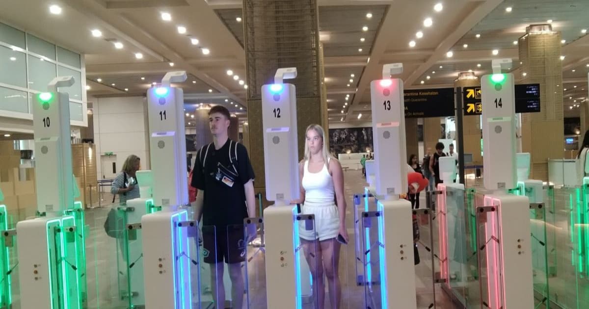 Fasilitas autogate imigrasi di bandara Indonesia untuk pemeriksaan paspor dan biometrik otomatis