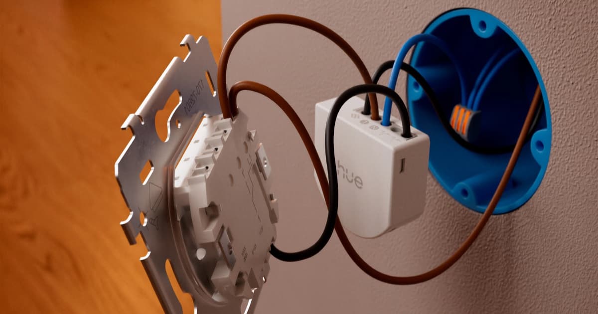Philips Hue Wired Wall Switch Module dipasang di belakang sakelar dinding