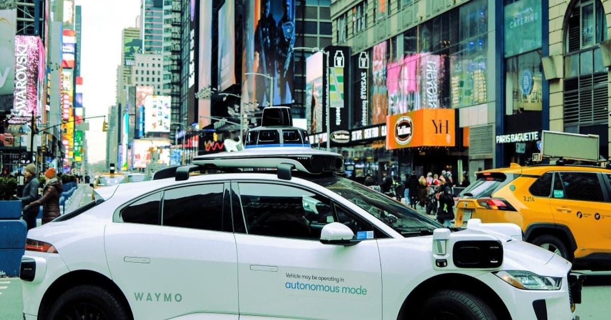 Mobil otonom Waymo Jaguar di Manhattan New York City