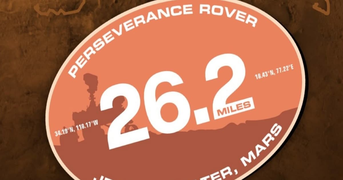 Grafik lencana peringatan pencapaian Perseverance menempuh 26,2 mil di Mars