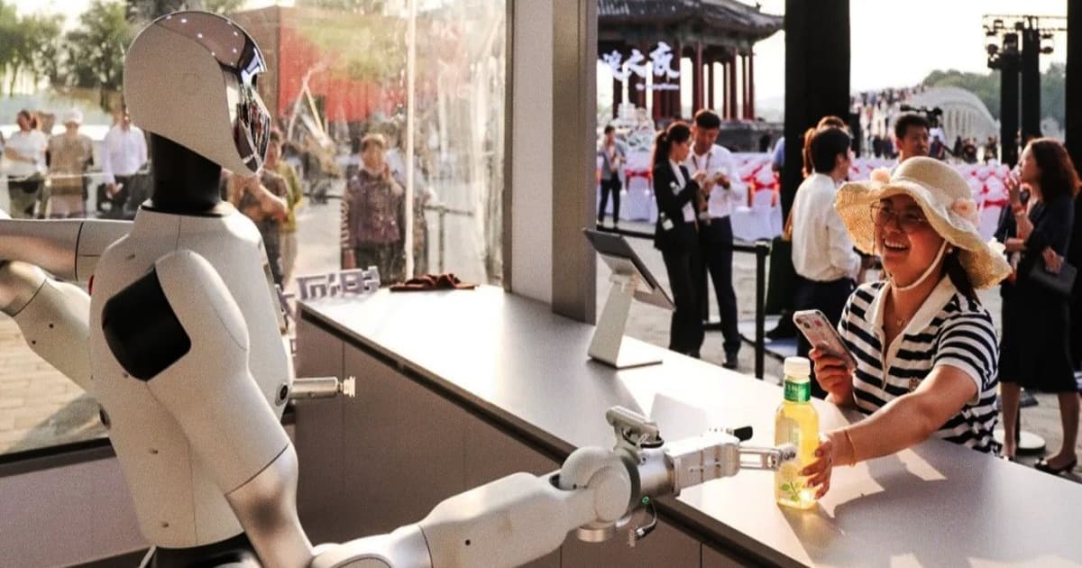 Robot humanoid Galbot melayani pelanggan di toko kapsul Hung Hom, Hong Kong.