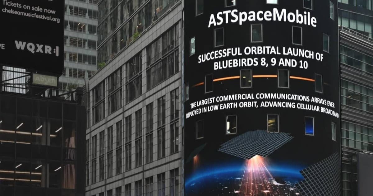 Ilustrasi satelit AST SpaceMobile BlueBirds 8, 9, dan 10 di orbit Bumi