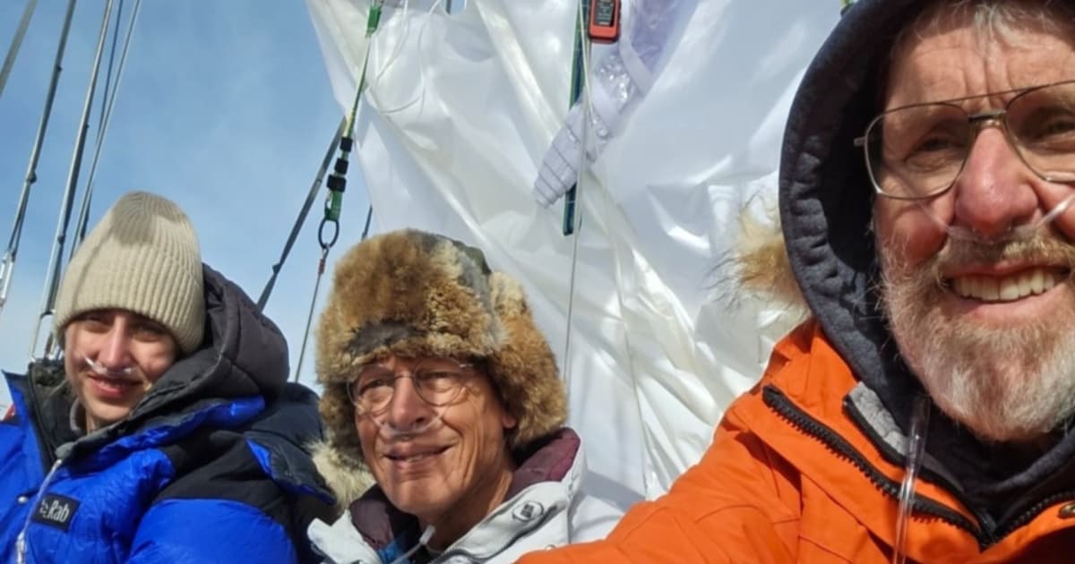 Balon hidrogen Atlantic Explorer bersiap lepas landas di Presque Isle, Maine