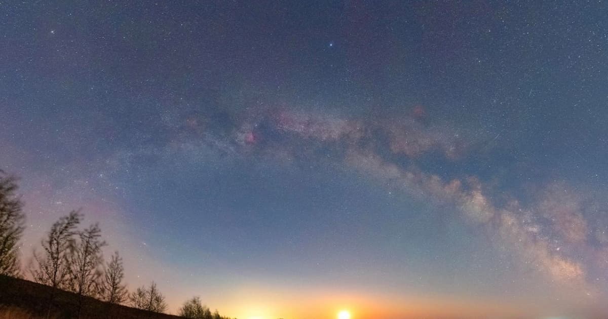 Ilustrasi sistem biner white dwarf dan red dwarf yang menghasilkan sinyal radio LPT