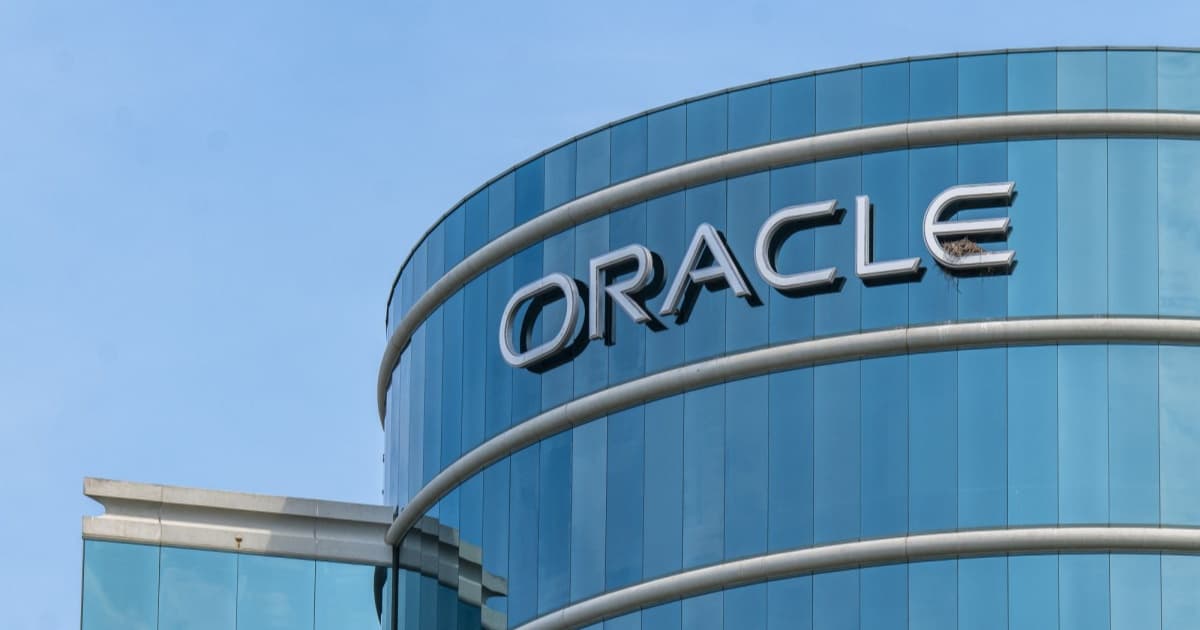 Ilustrasi logo Oracle dengan latar belakang jaringan digital