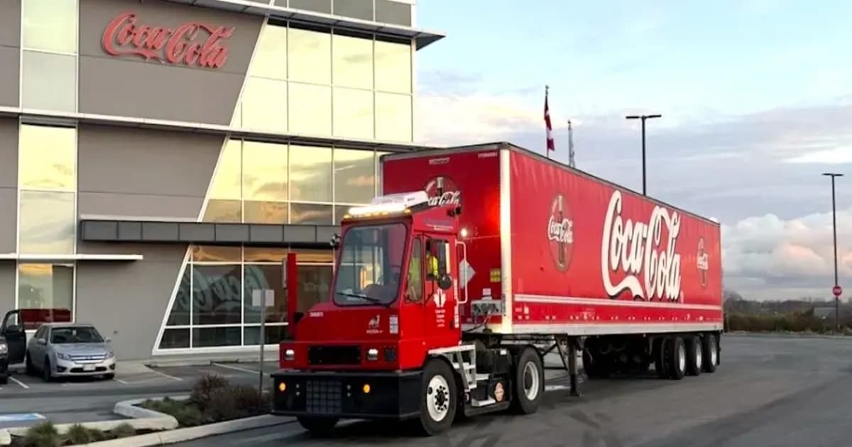 Truk listrik Orange EV unit ke-2.000 diserahkan ke Coke Canada Bottling