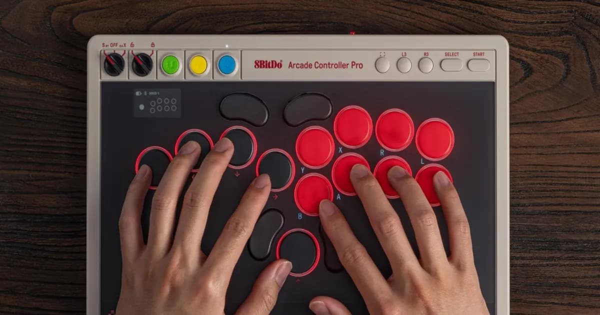 8BitDo Arcade Controller Pro dengan layar monokrom dan tombol programmable