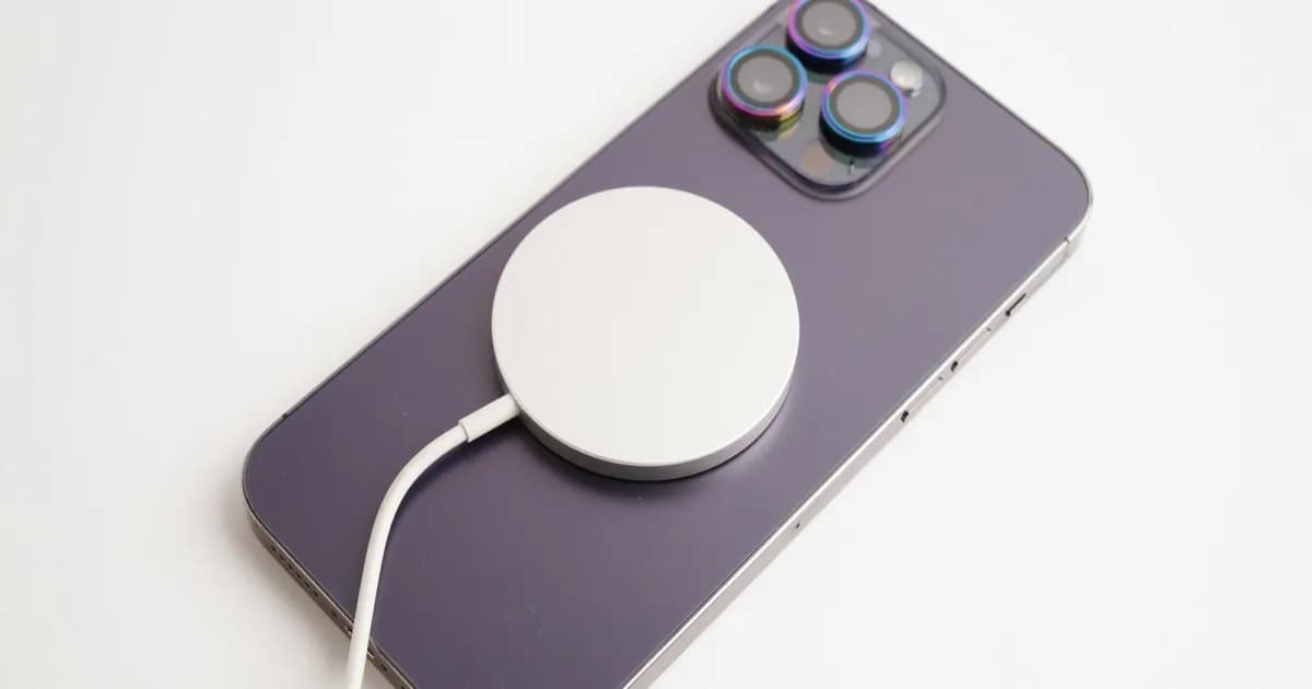 Ilustrasi smartphone sedang diisi daya dengan wireless charging pad