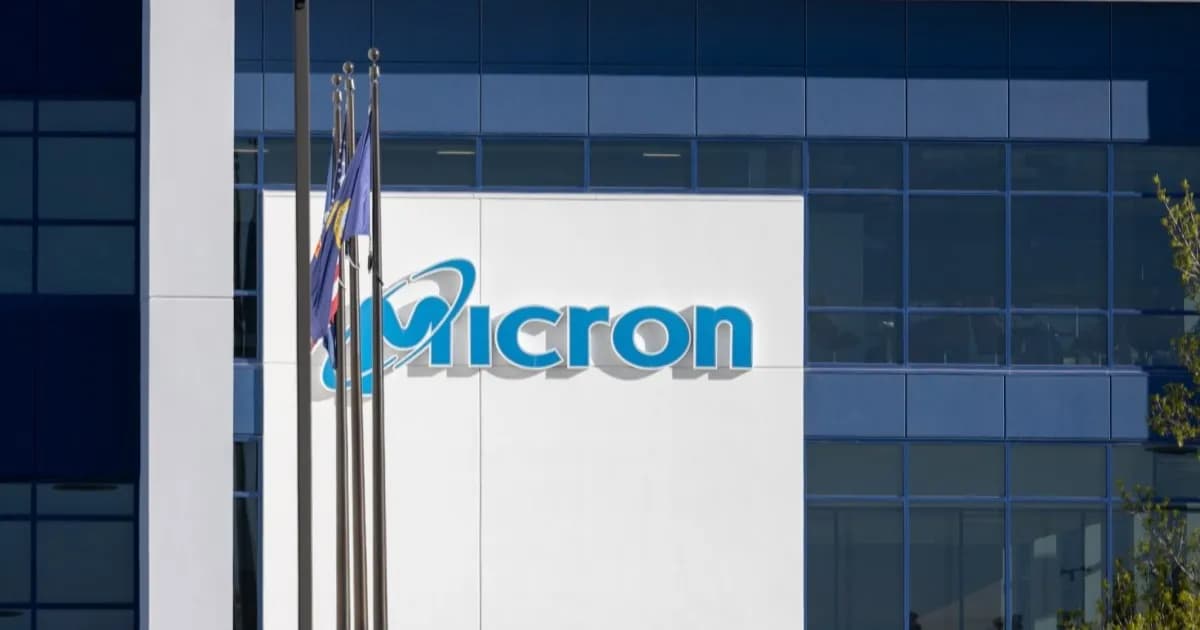 Ilustrasi chip memori Micron dengan latar papan sirkuit hijau