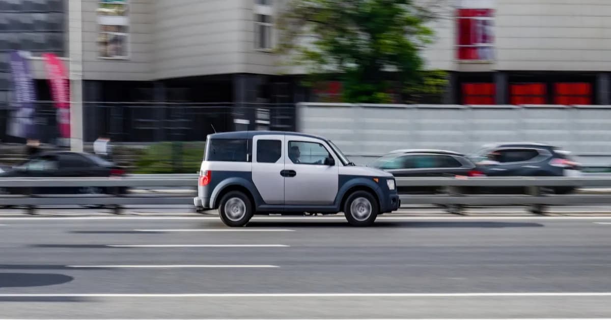 Honda Element melaju di jalan raya dengan latar gedung perkotaan