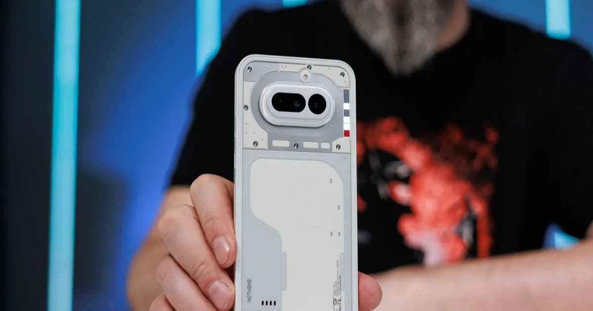 Ilustrasi Nothing Phone (4b) dengan desain transparan khas Nothing