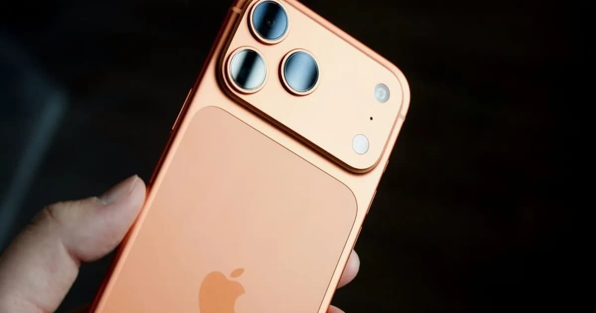 Ilustrasi iPhone 18 Pro dengan layar menyala