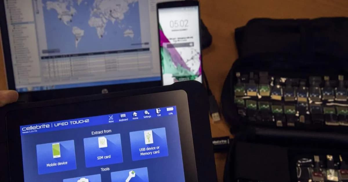 Logo Cellebrite di latar belakang peta Rusia dengan ikon peretasan