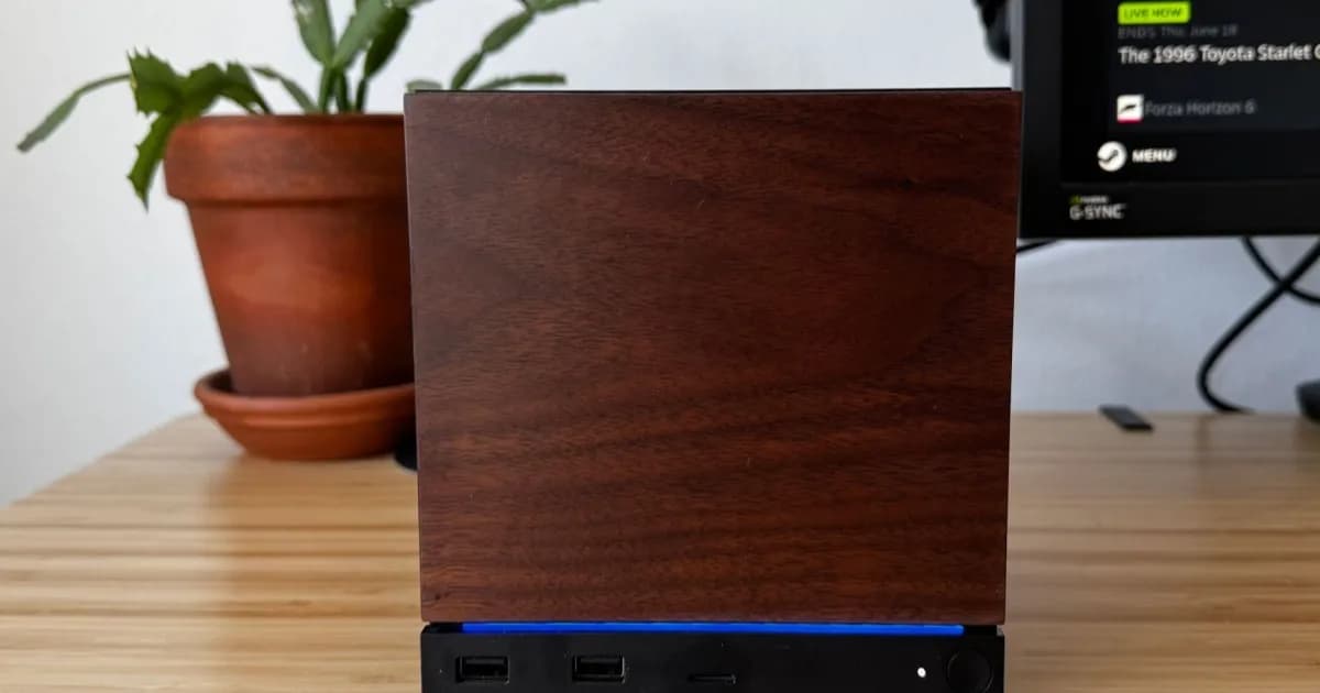 Valve Steam Machine dengan desain kompak dan logo Steam di bagian depan