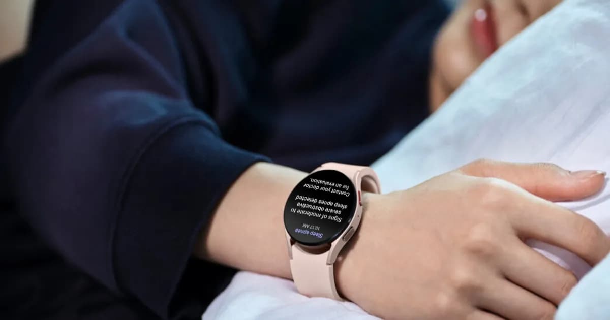 Smartwatch Samsung Galaxy Watch menampilkan notifikasi sleep apnea di layar saat digunakan tidur