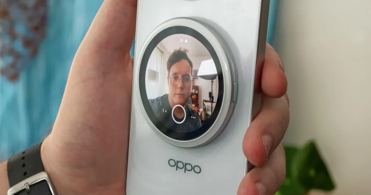 Oppo Bubble ditempelkan di bagian belakang ponsel Oppo Reno 16 Pro sebagai layar kedua