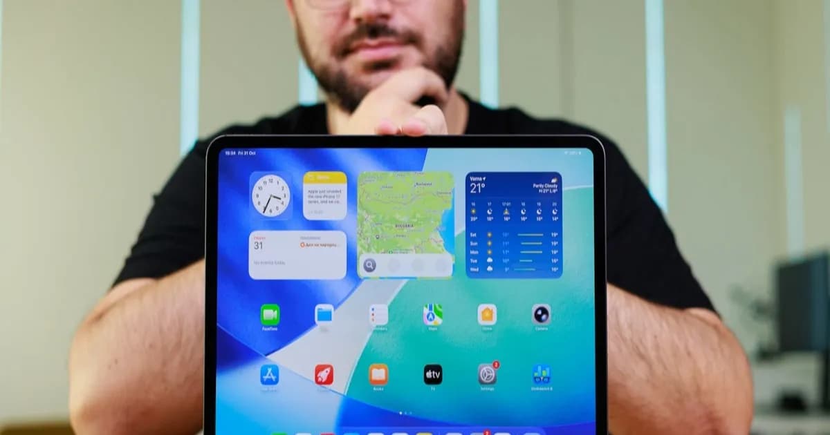 Gambar yang menampilkan panel depan iPad Pro M5 dengan logo Apple, menggambarkan produk yang mengalami kenaikan harga.