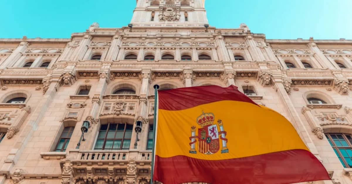 Bendera Spanyol berkibar di depan gedung perkantoran