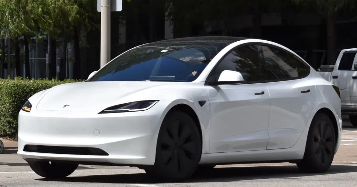 Ilustrasi kecelakaan Tesla dengan fitur Full Self-Driving yang menyebabkan kematian pejalan kaki di Texas