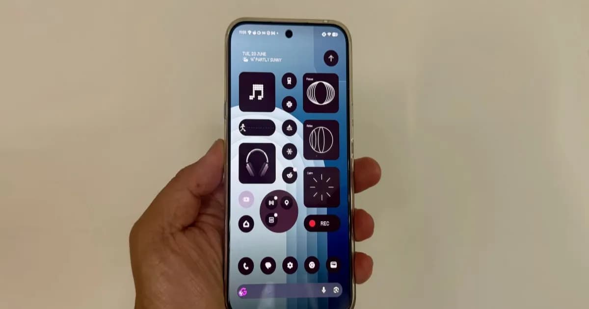 Nothing Phone 4a Pro dengan tampilan homescreen penuh widget dan ikon