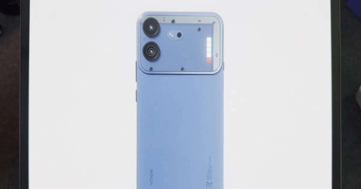 Nothing Phone 4b dalam warna biru dengan desain belakang dan Glyph Lighting