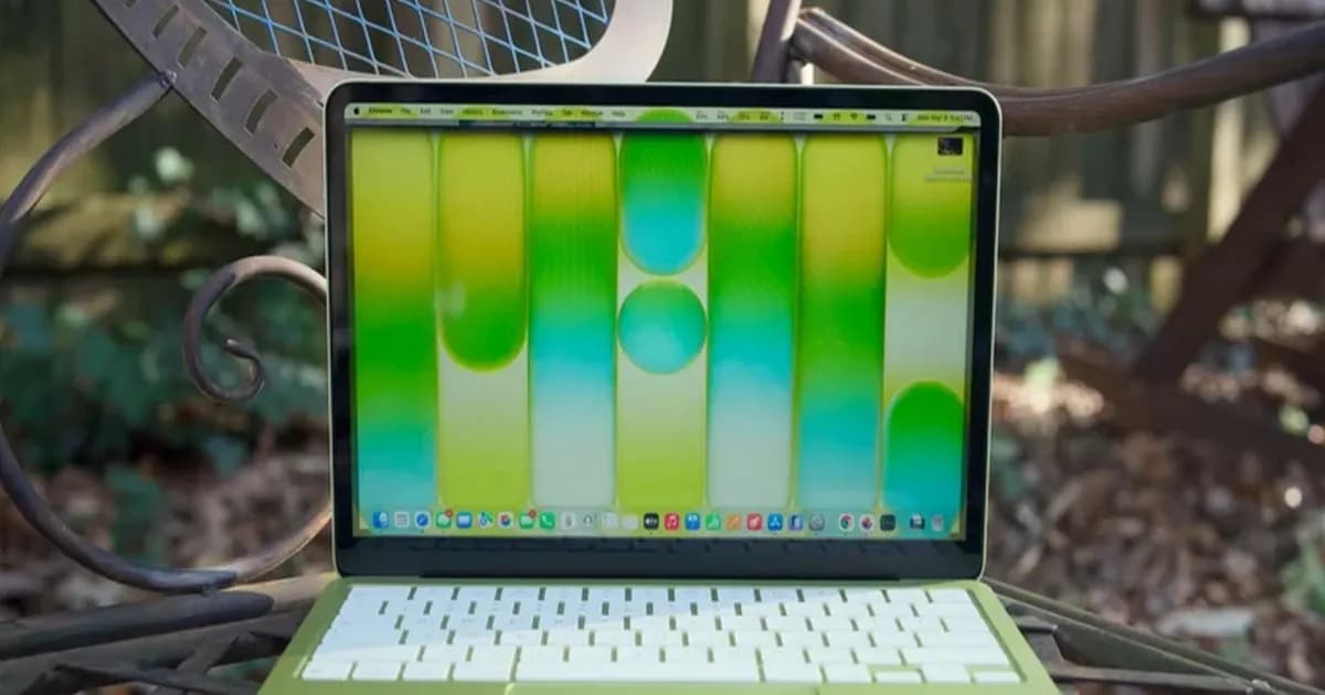 MacBook Neo hijau terbuka di atas bangku