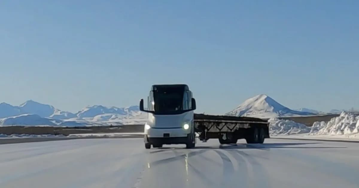 Tesla Semi melaju di atas permukaan es bersalju