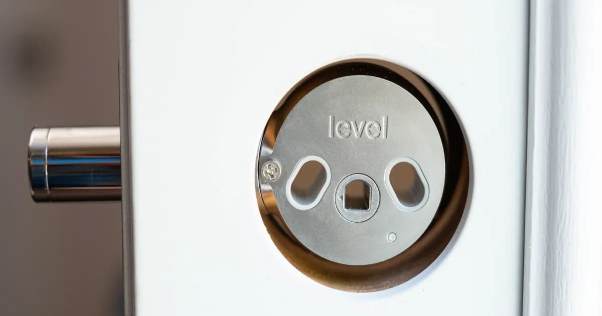 Kunci pintar Level Lock Plus yang kompatibel dengan Apple Home Key dan Matter