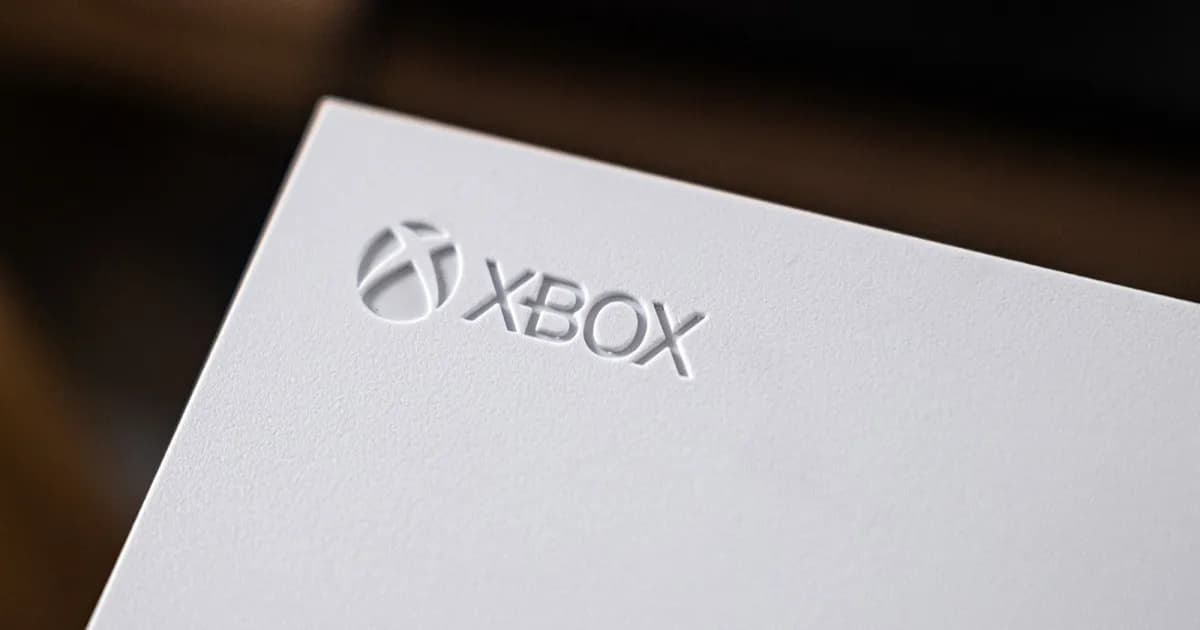 Konsol Xbox Series S dengan latar belakang gelap