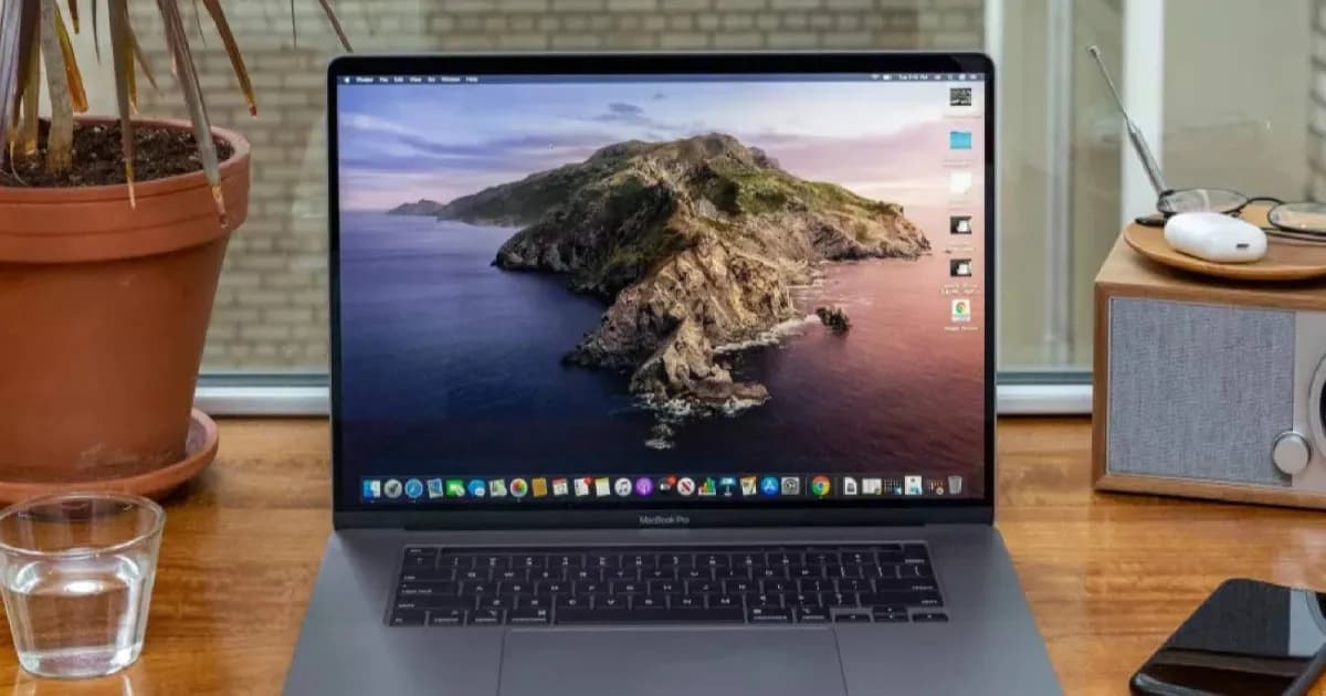 MacBook Pro dengan layar touchscreen dan Dynamic Island