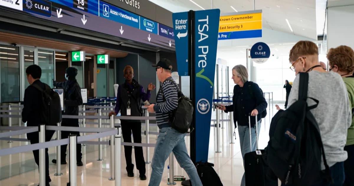 Ilustrasi pengguna Android menggunakan Google Wallet dengan fitur Touchless ID untuk TSA PreCheck di bandara