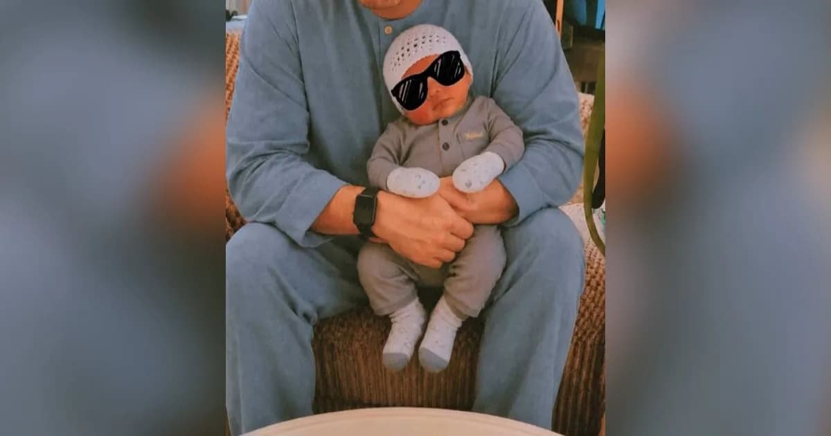 Ilustrasi seorang pria menggendong anak hasil rekayasa AI dalam kasus stalker di Singapura.